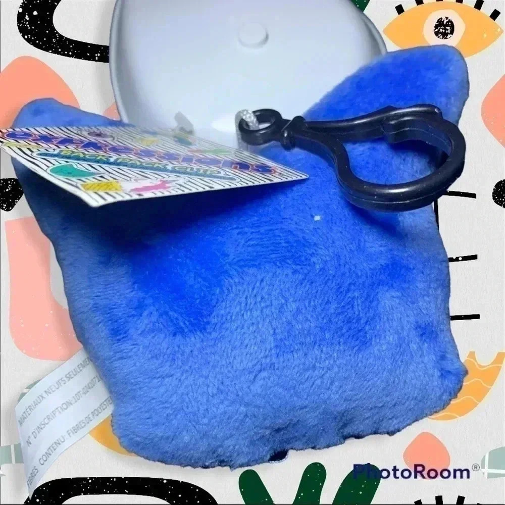 Dog Design on Backpack Keychain - Picture 3 of 6